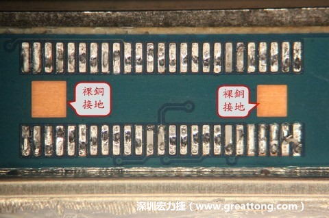 把板對板連接器全部移除，發(fā)現(xiàn)其下方板子共有兩個裸銅的方形設計。